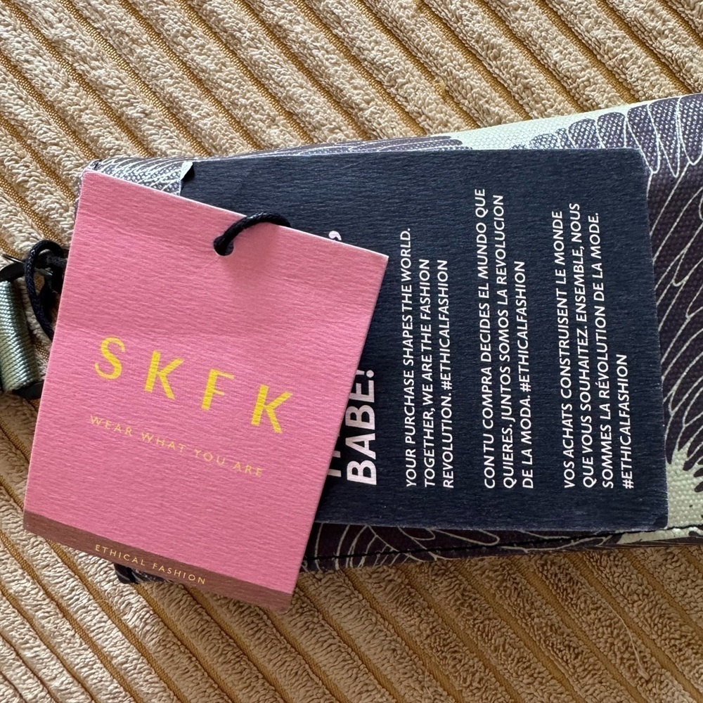 SKFK NWT PEONY WRIST WALLET - Picture 2 of 4